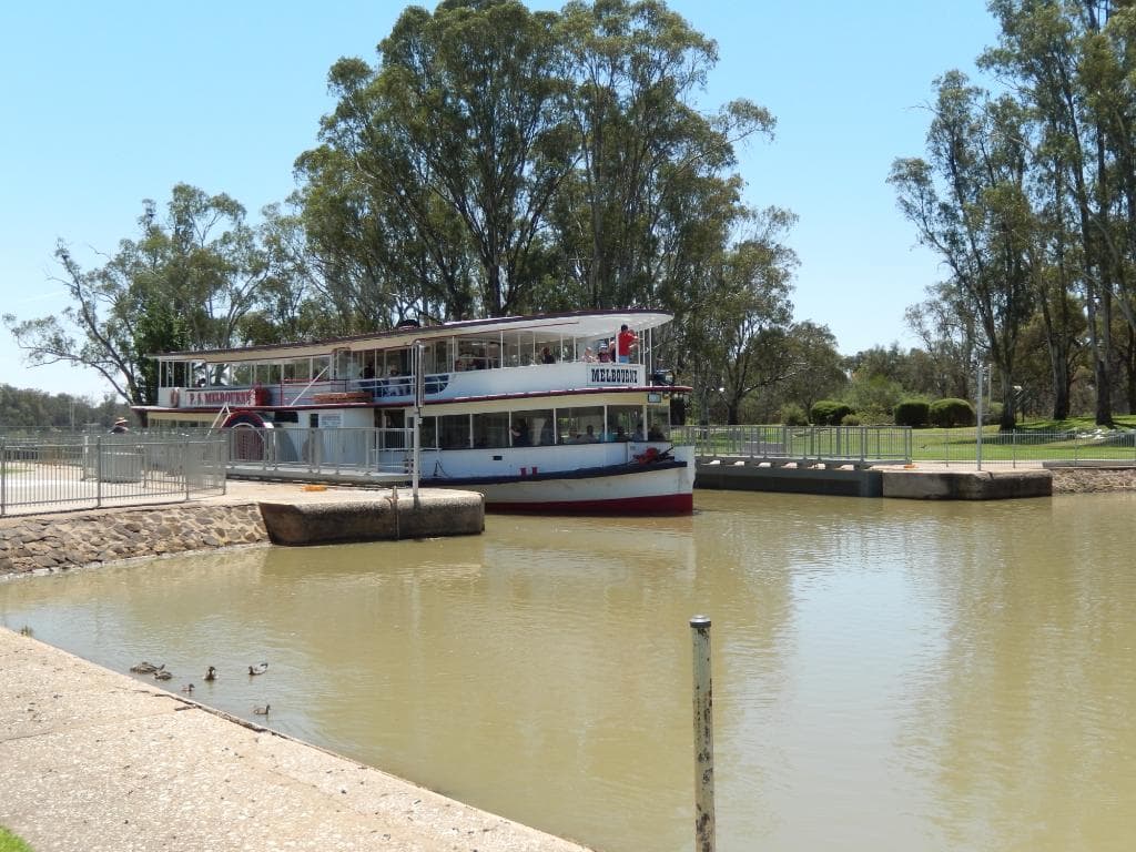 The Melbourne paddle steamer coming through Lock 11