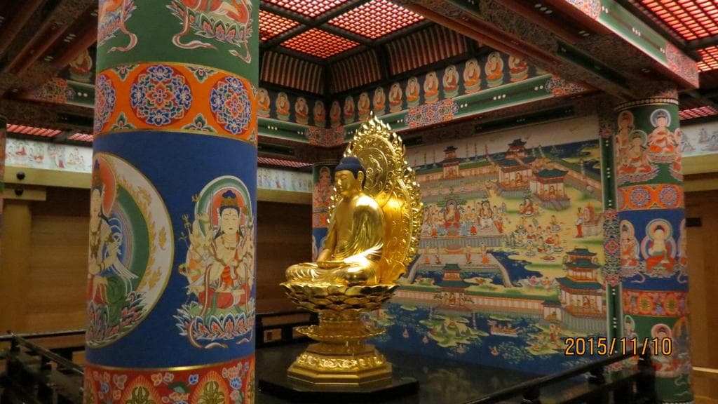 富貴寺大堂の阿弥陀如来坐像（複製）と壁画（模写）