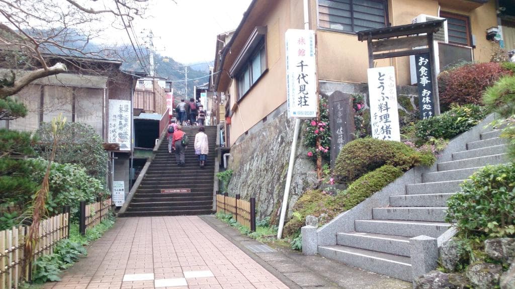 参道に建つ旅館