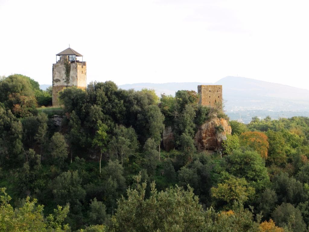 i resti del castello sull'acropoli visti dalla necropoli