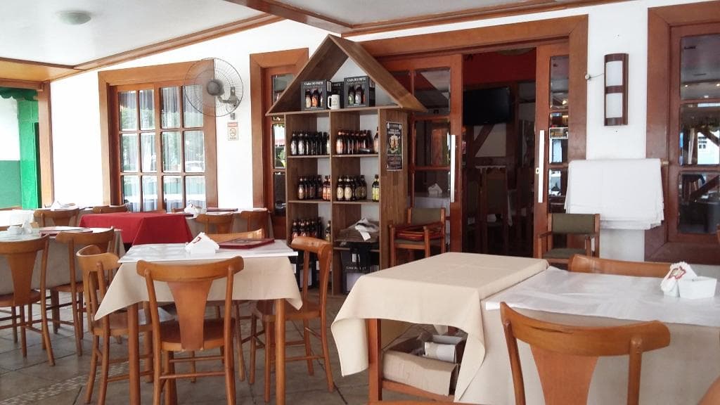 interior com gondola de cervejas ao fundo