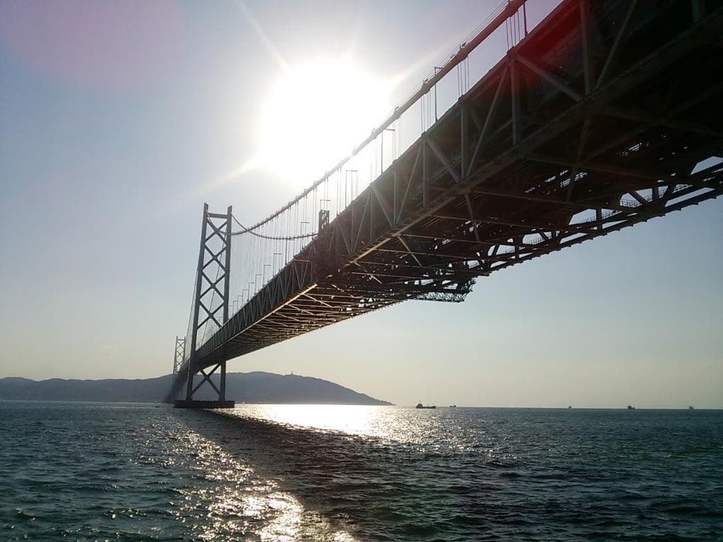 明石海峡大橋、遠くに淡路島