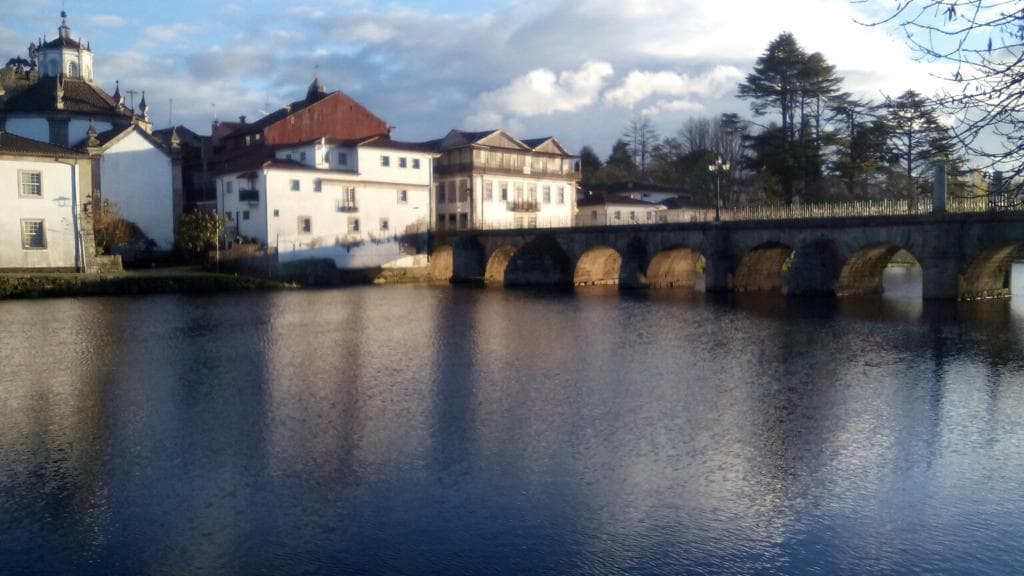 Ao lado do jardim público está a ponte romana