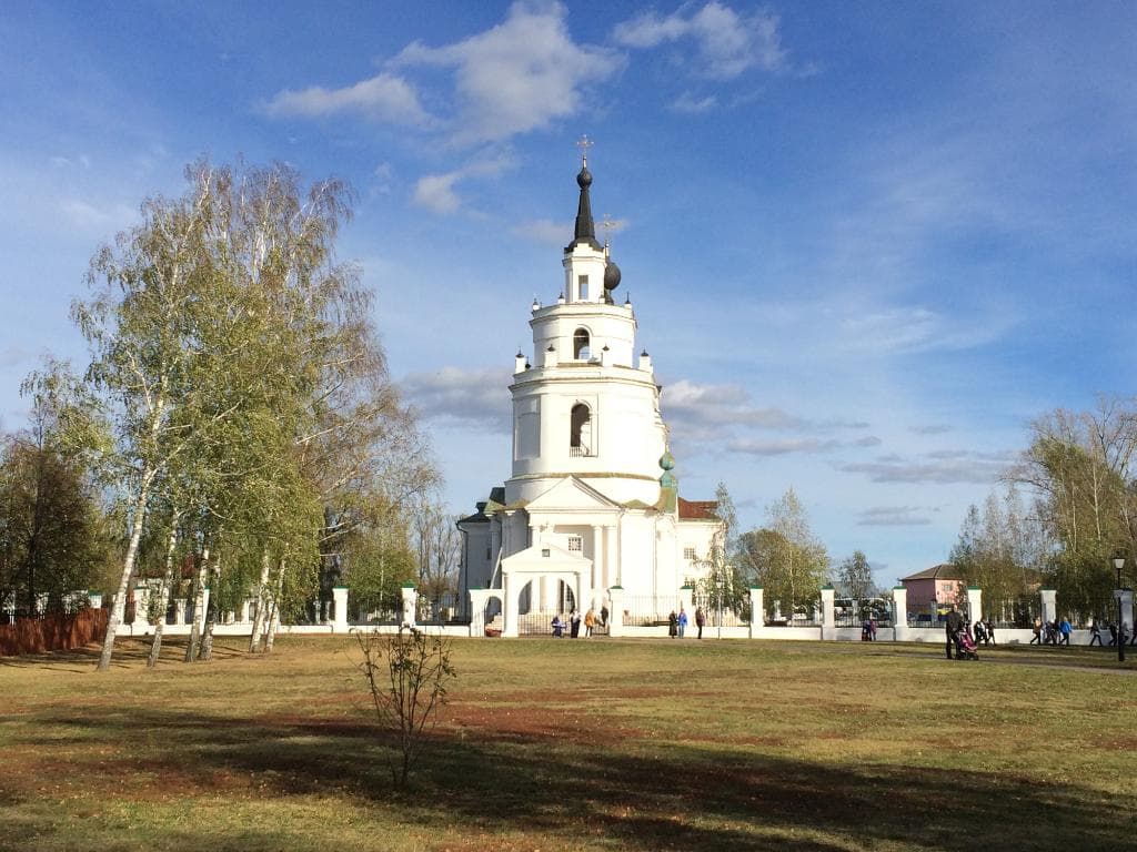 Церковь рядом с усадьбой
