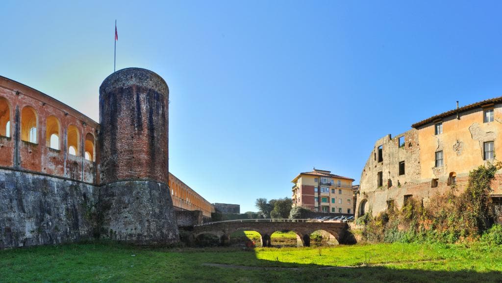 Il fossato esterno col ponte