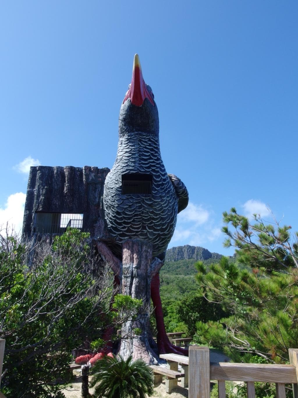 与論島の方を向く展望台