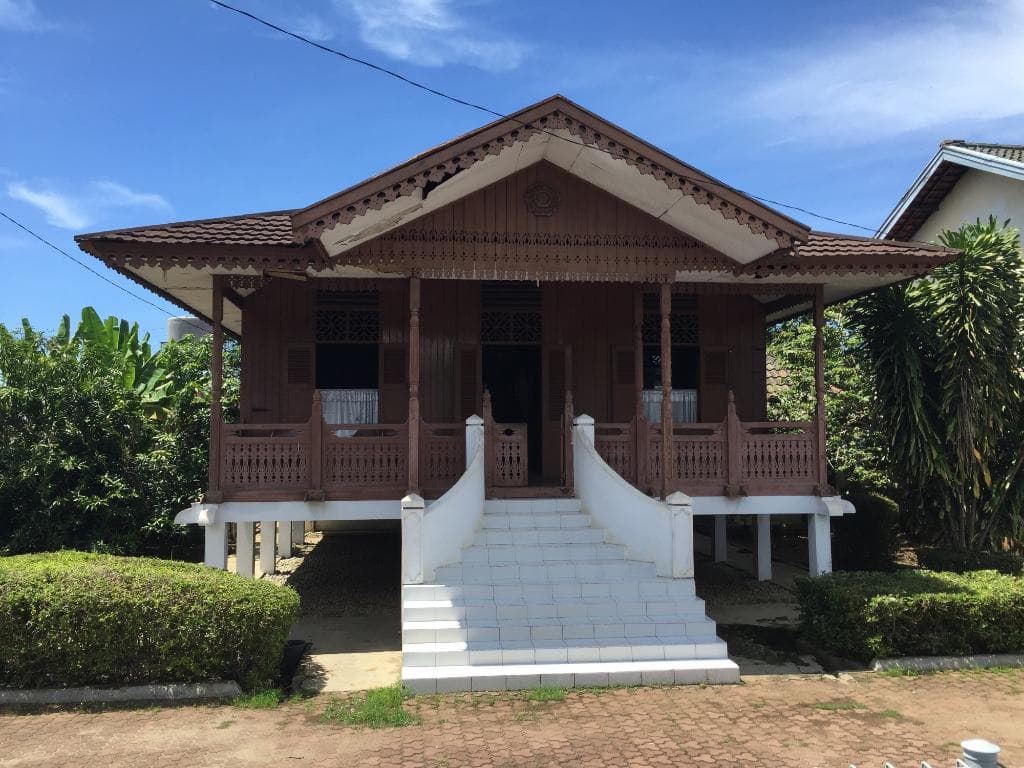 Di luar Rumah Ibu Fatmawati