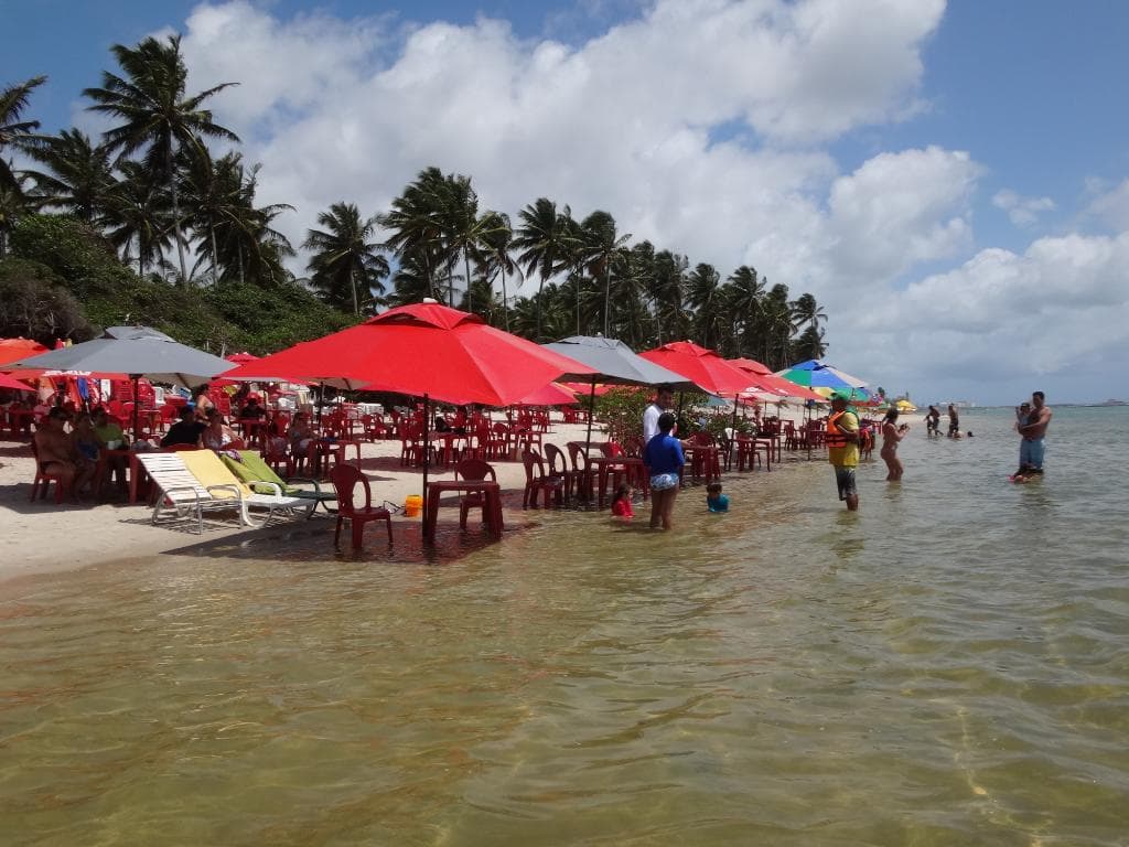 As mesas dentro d'água com os gigantescos ombrelones, muito confortáveis