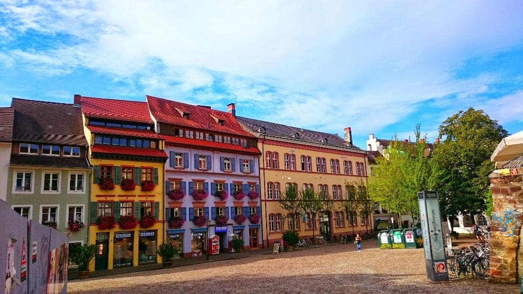 Fachada dos prédios vista do alto da escadaria