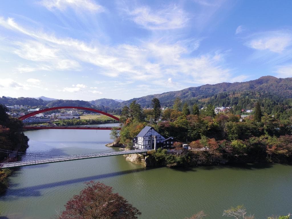 本堂から只見川を望む。