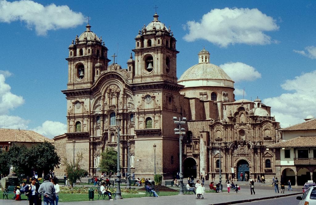 L'edificio che dà su Plaza de Armas