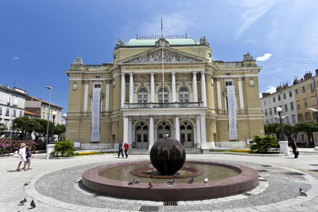Rijeka, il Teatro vicino al Mercato Centrale