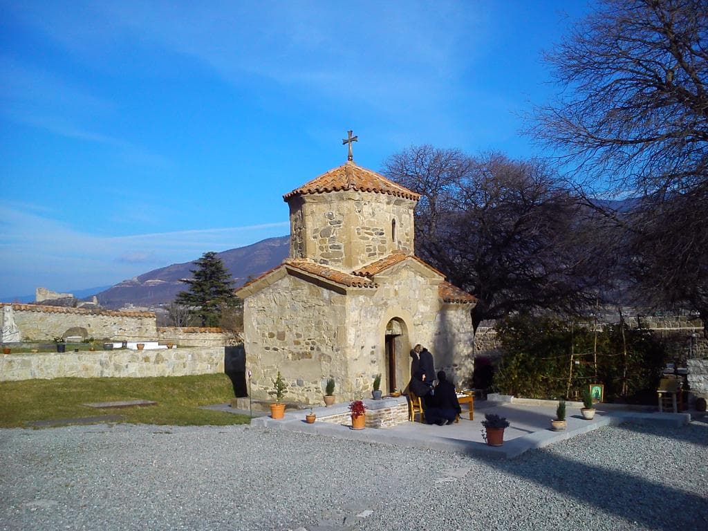 Часовенка во дворе