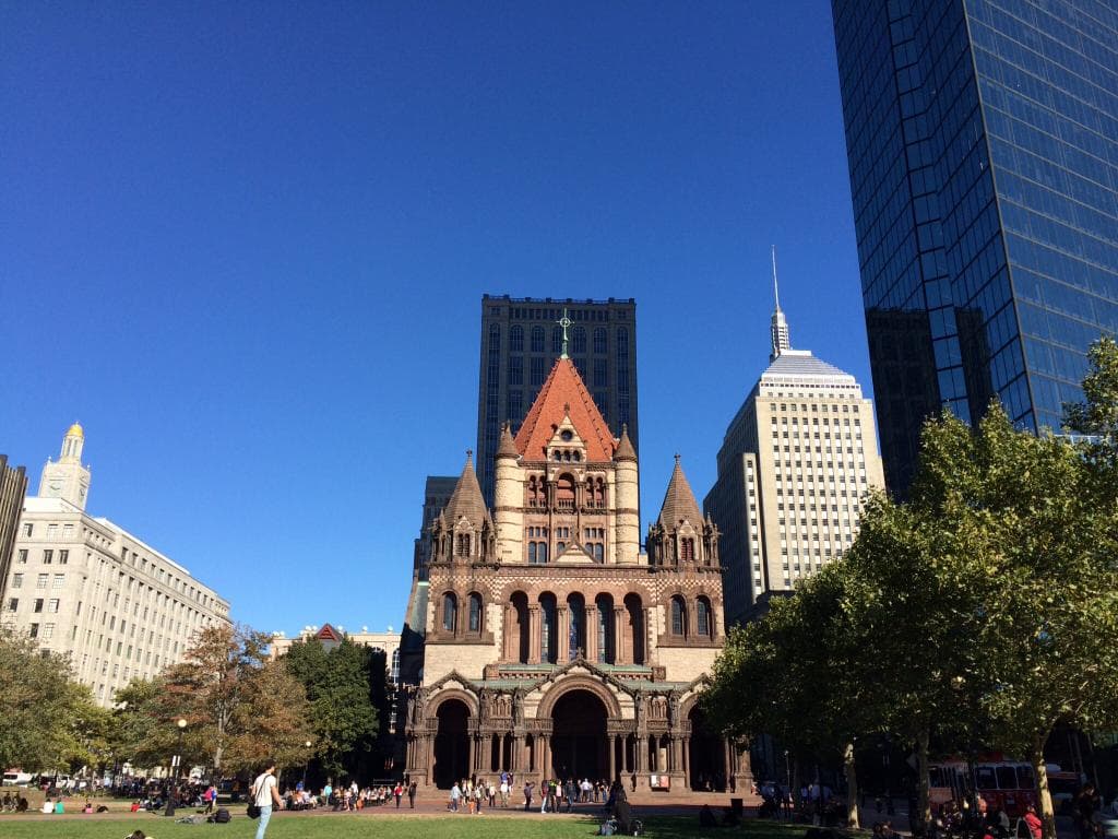 西向きに建っています