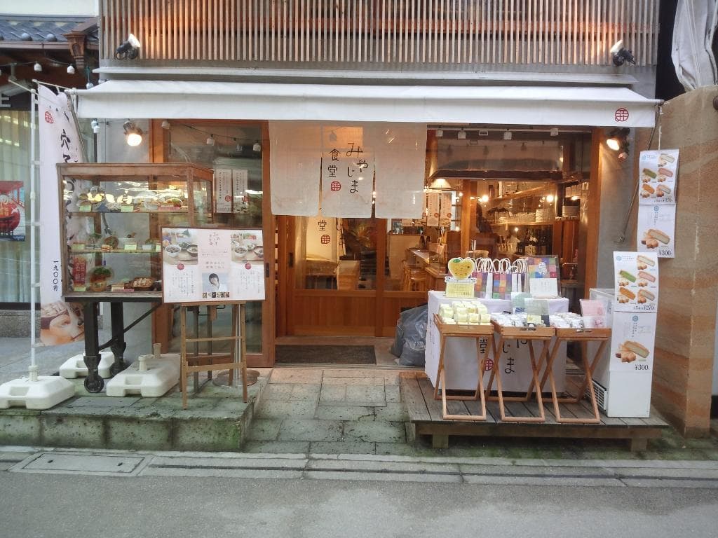 店頭ではレモンケーキ、アイスもみじ等のスイーツも販売しています