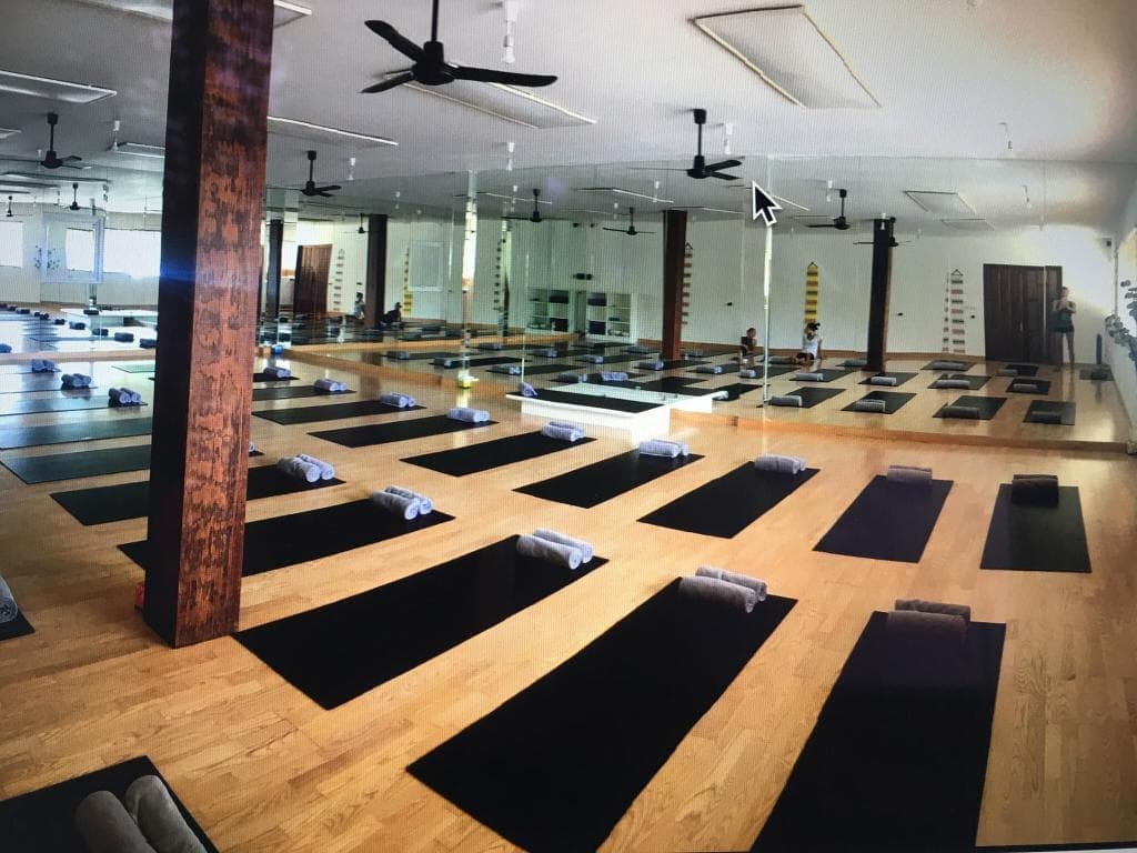 Magnifica sala luminosa, ventilada, colocados los Mat para vernos todos en el espejo
