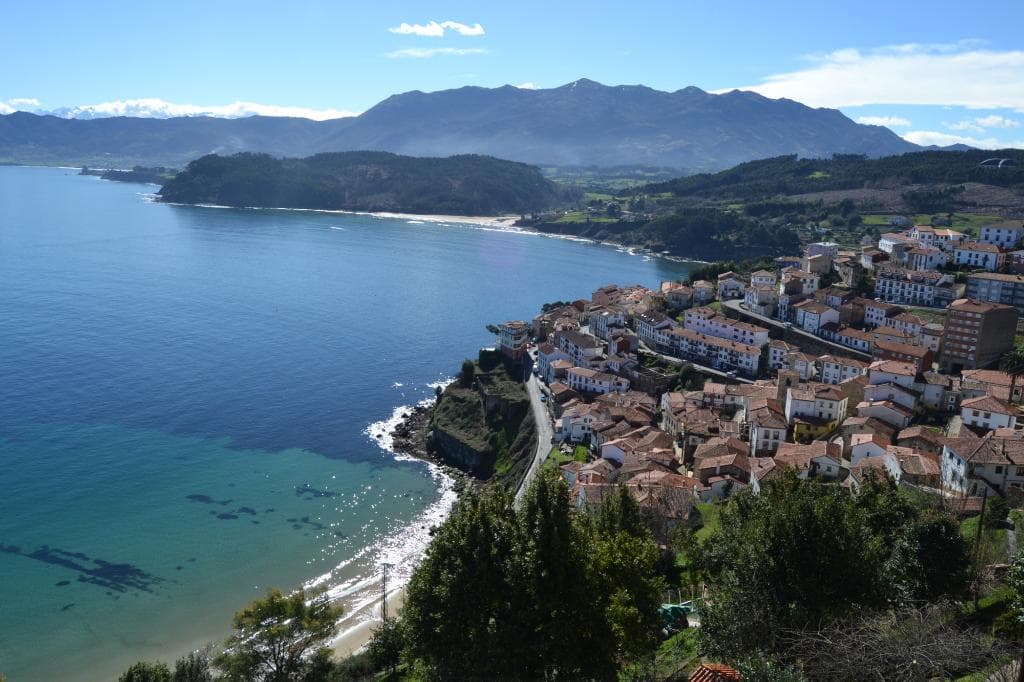 pueblo de Lastres con el sueve al fondo