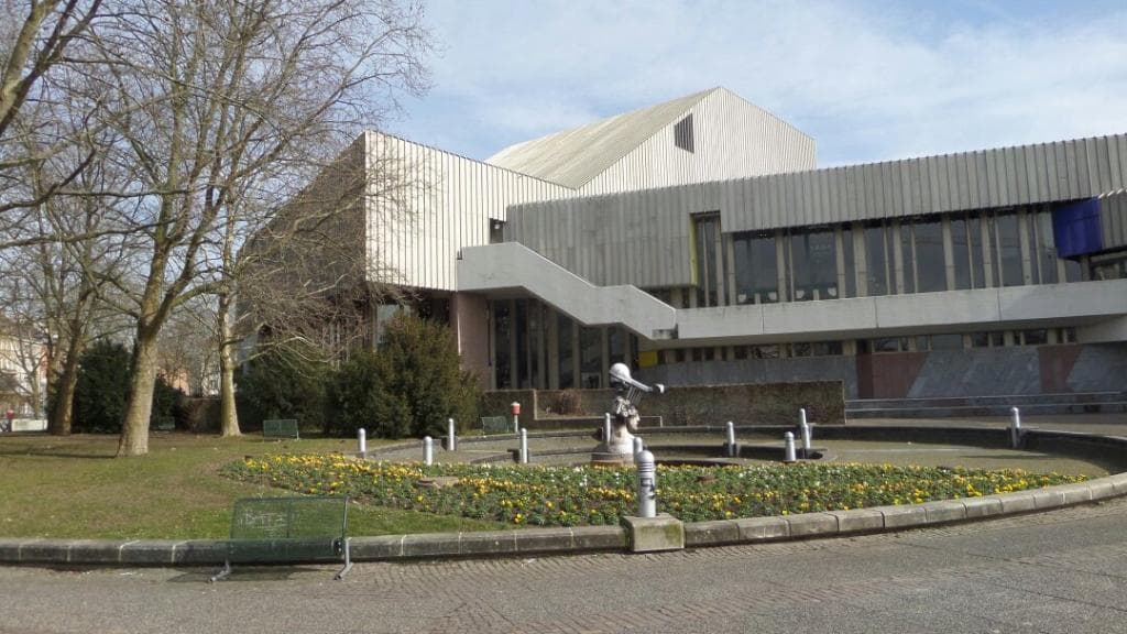 Vor dem Staatstheater