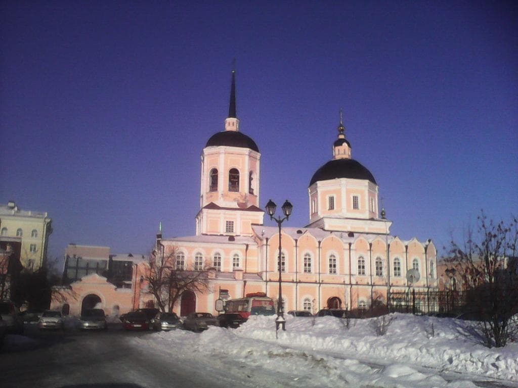 в зимних декорациях