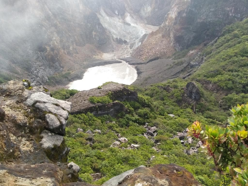 Kawah gunung Ceremai