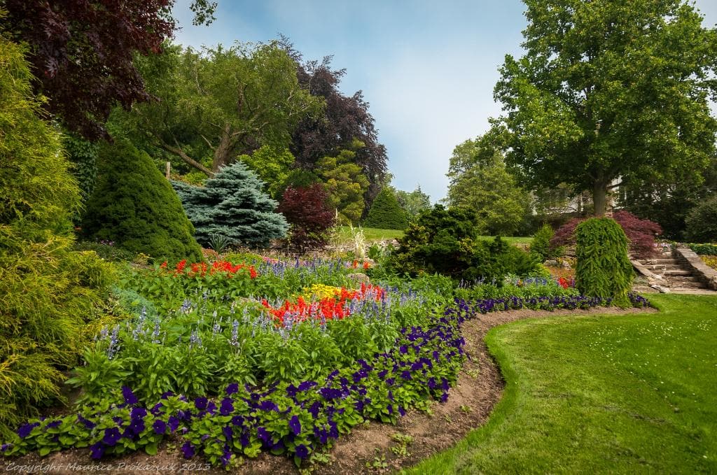Beautiful well kept grounds and gardens.