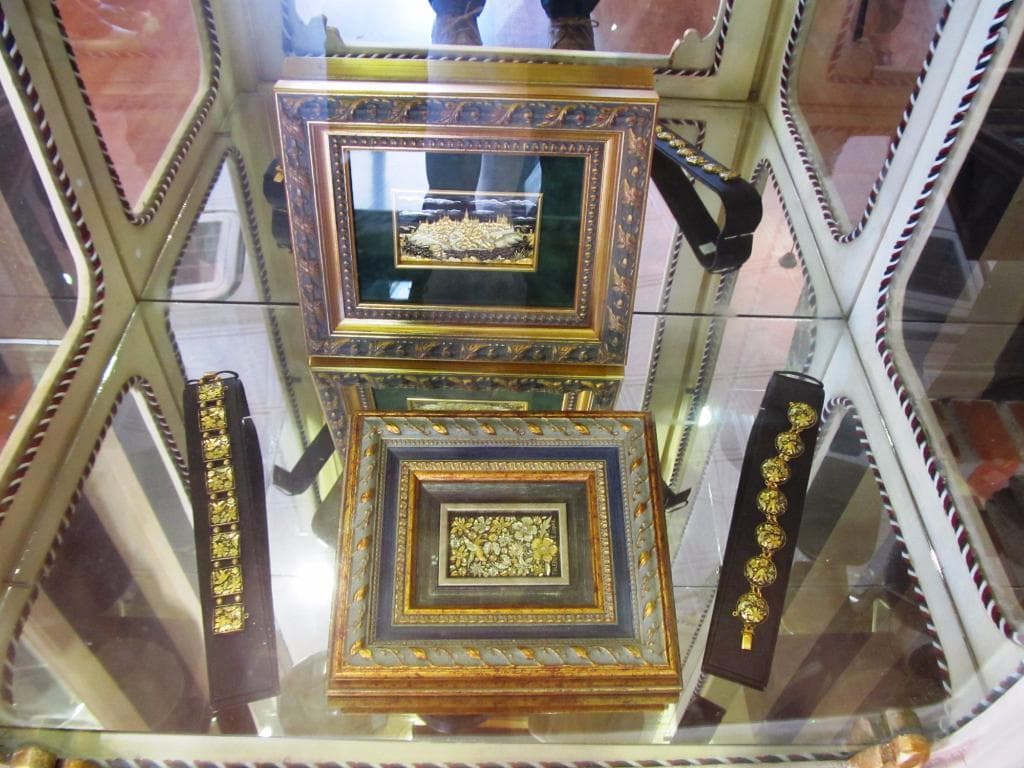 Gold jewelry at Damascene-Damasquinado