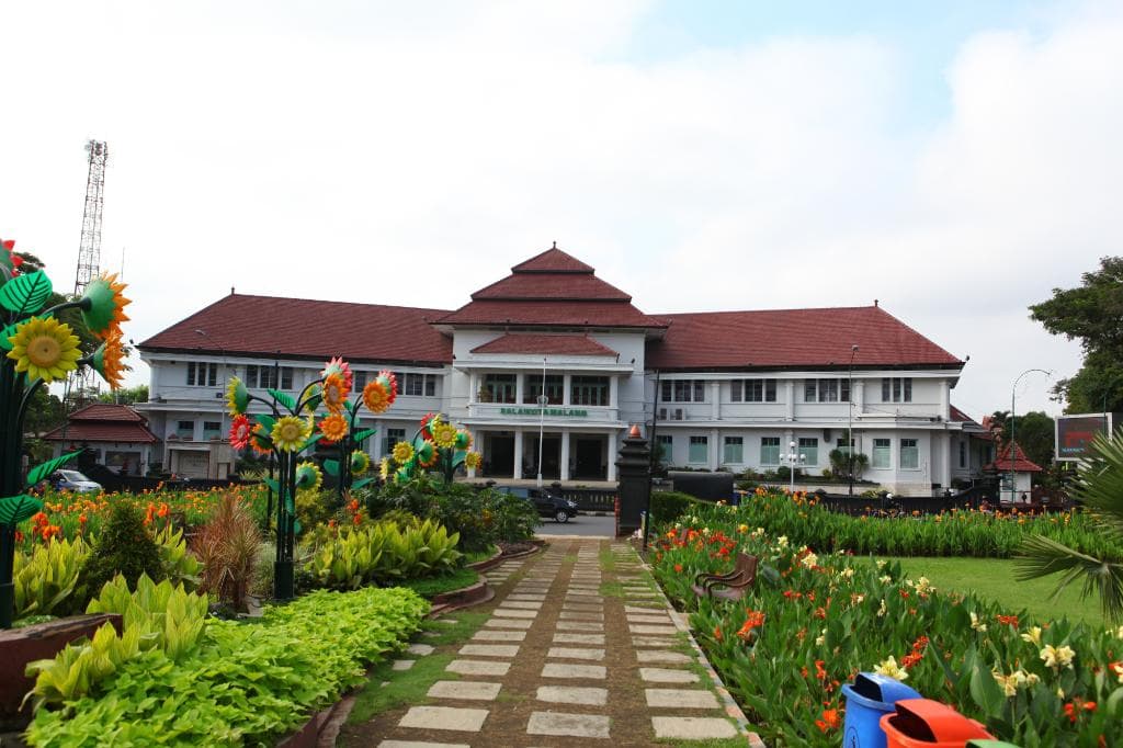 Taman di seberang Gedung Balai Kota Malang
