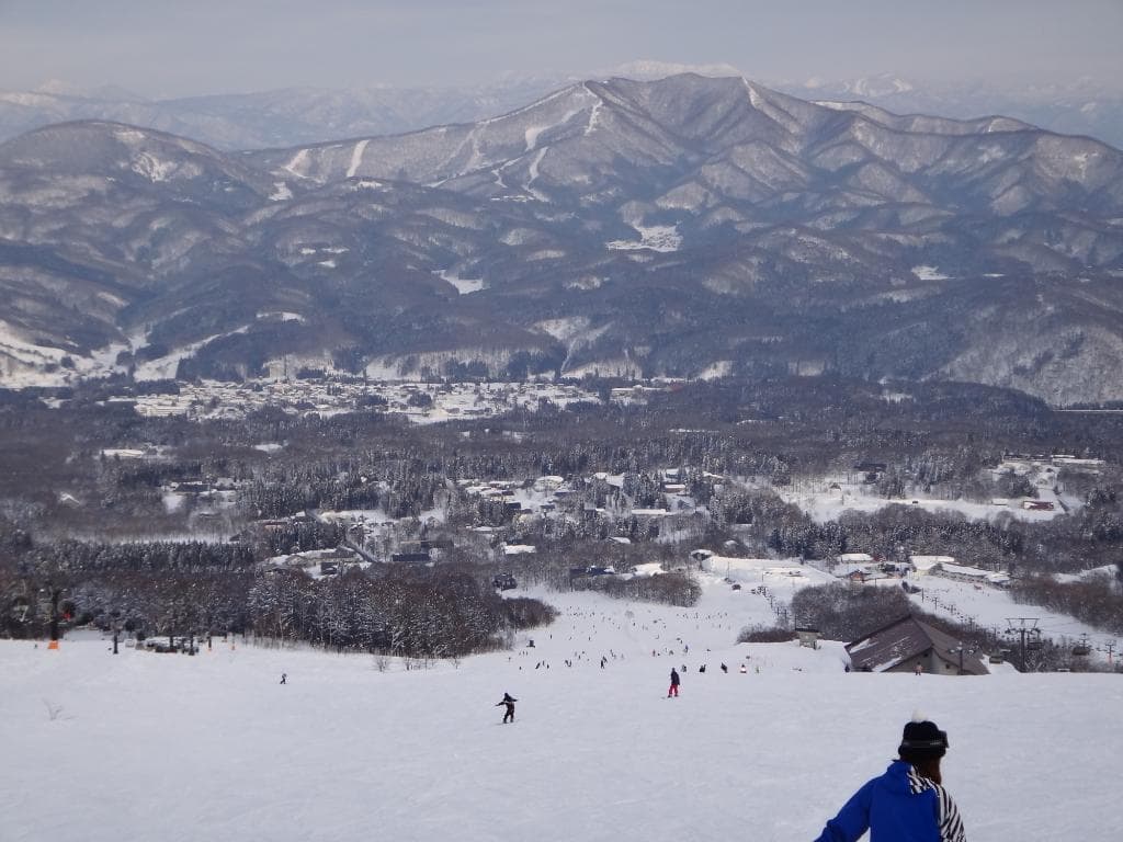 ゲレンデ上部からベース方面、正面はタングラム斑尾、遠くの山は志賀高原高天原スキー場