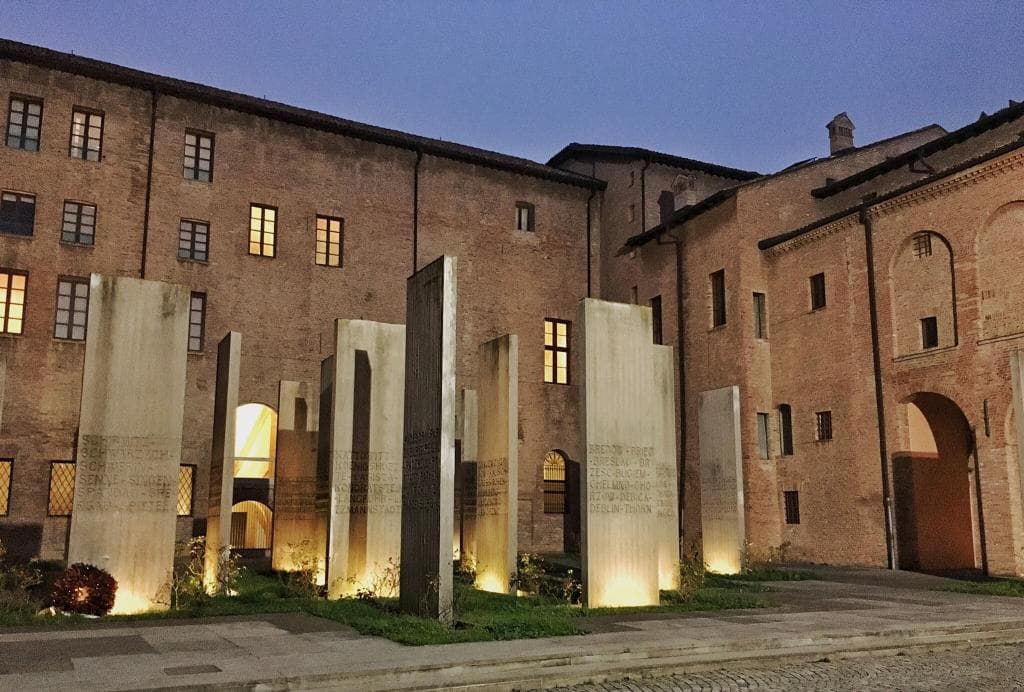 Splendido cortile con le lapidi evocative
