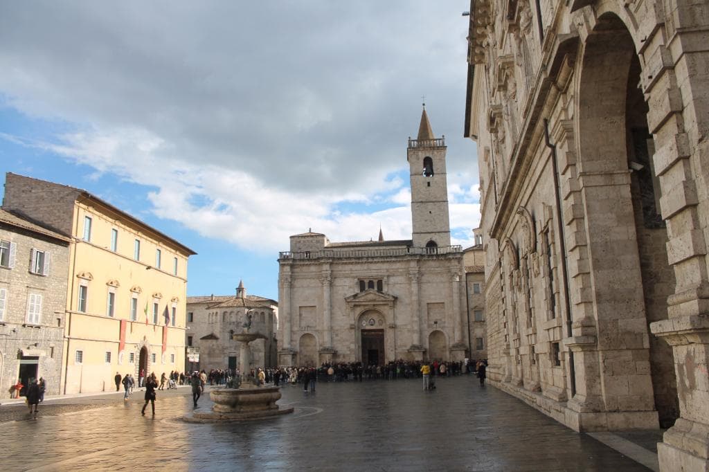 Piazza di giorno