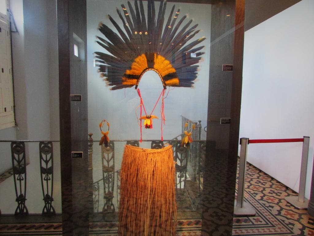 Traje indigena em exposição