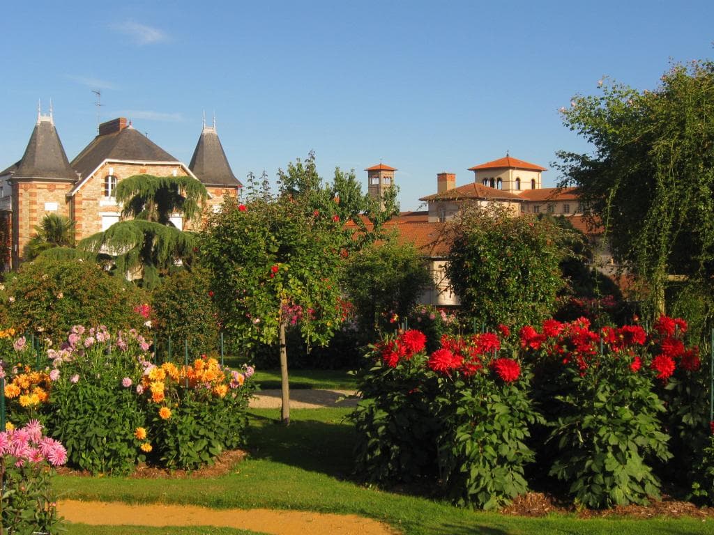 manoir du XIXe et couvent des Carmélites