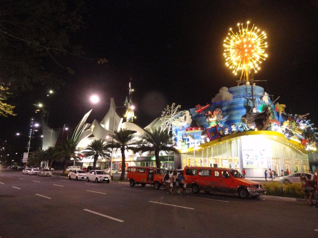 Вход в парк 2 (надпись Starcity правее)