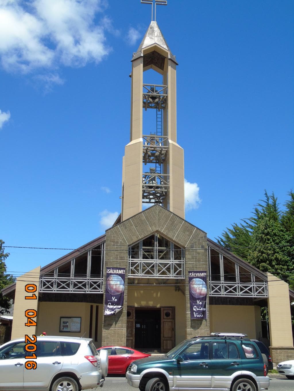 a igreja fica em frente à praça...