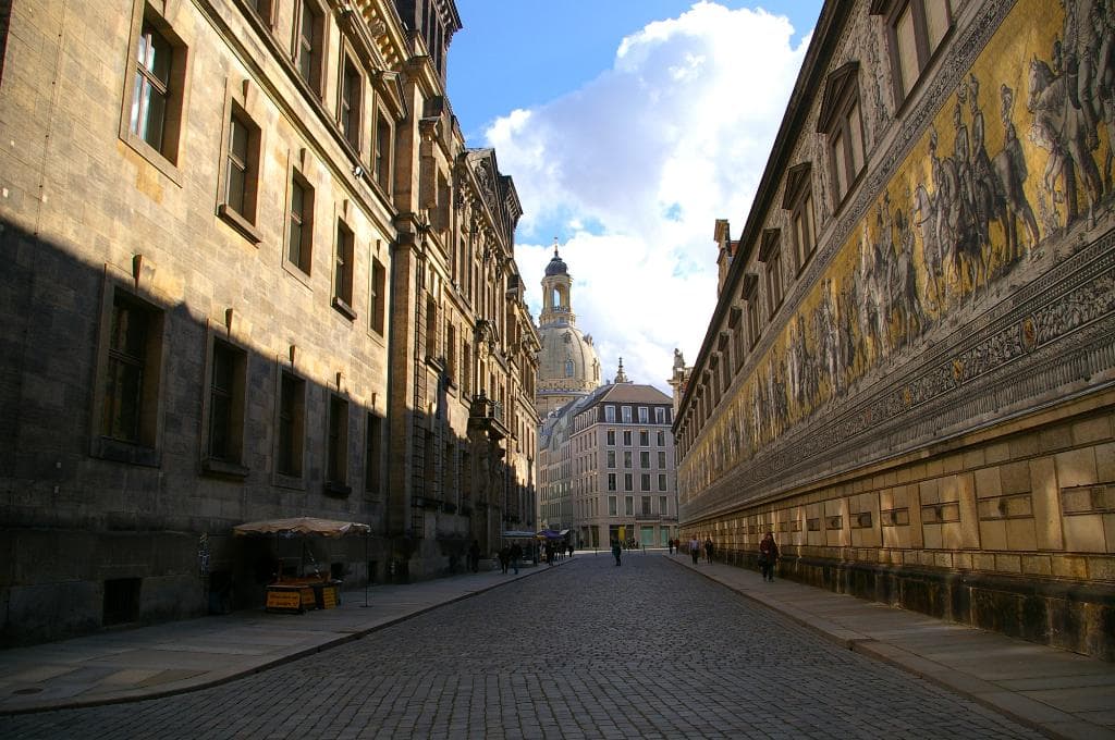 Fürstenzug mit der Kuppel der Frauenkirche in der Ferne