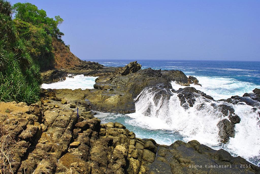 Laguna di Pantai Wediombo tersebut sangat cantik, apabila ombak tenang bisa untuk berenang dan a