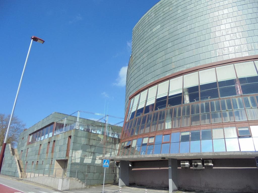 Sala de Exposiciones y terraza de la Cafeteria