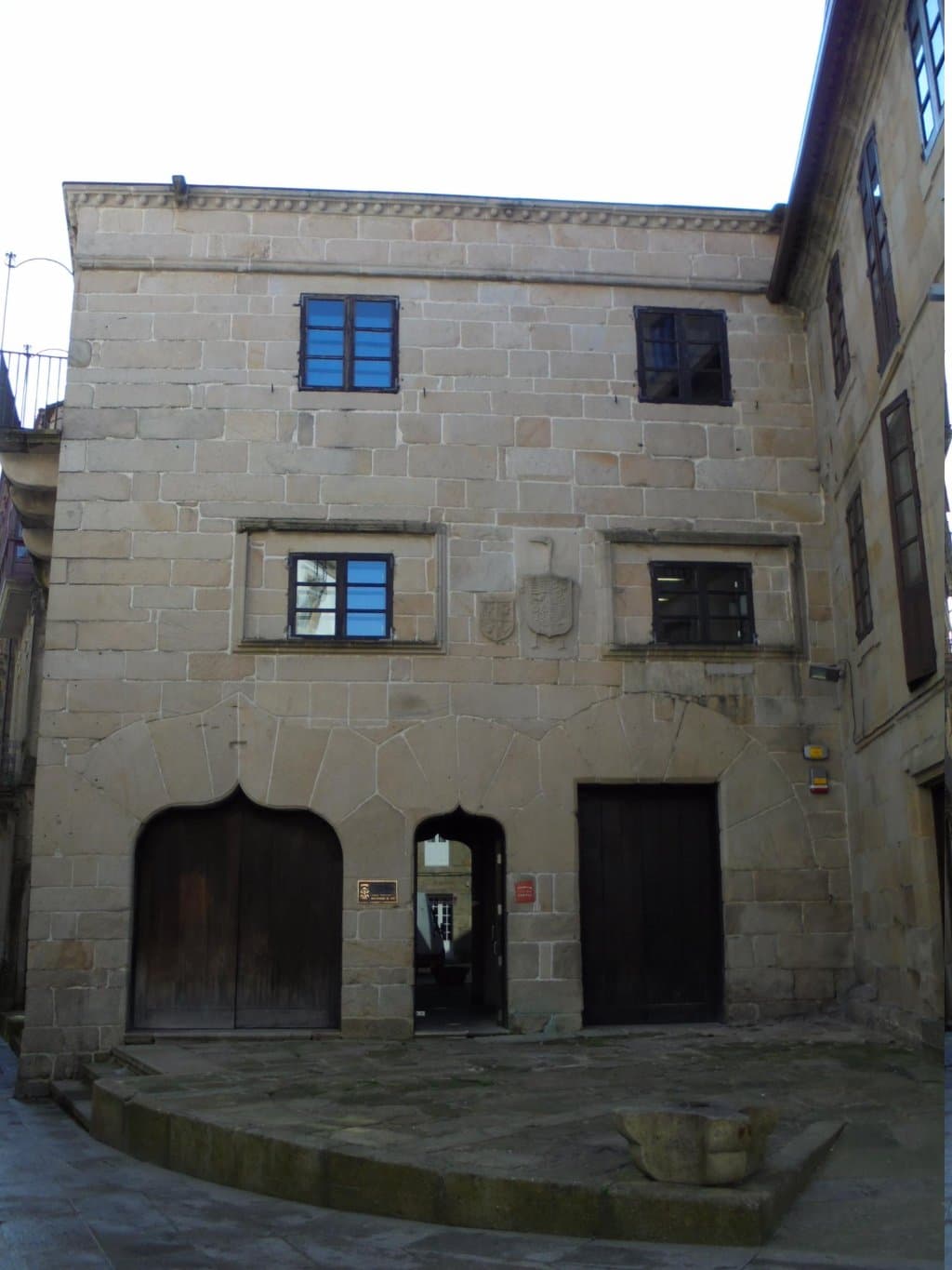 Fachada de las Casa de las Campanas y su entorno medieval