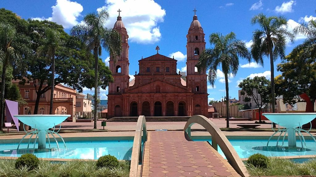 Vista da Praça Pinheiro Machado com a Catedral ao fundo