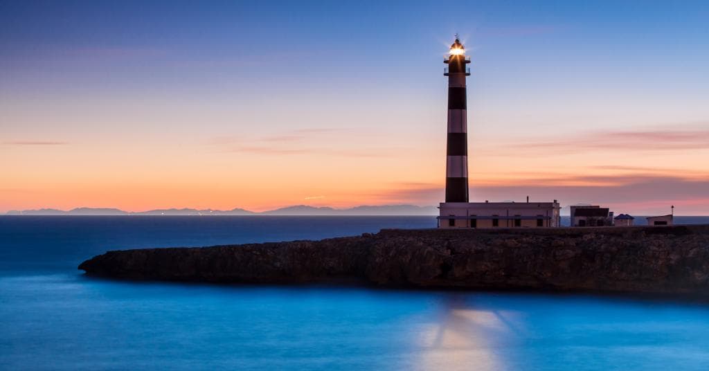 Crepusculo con la silueta de Mallorca de fondo.