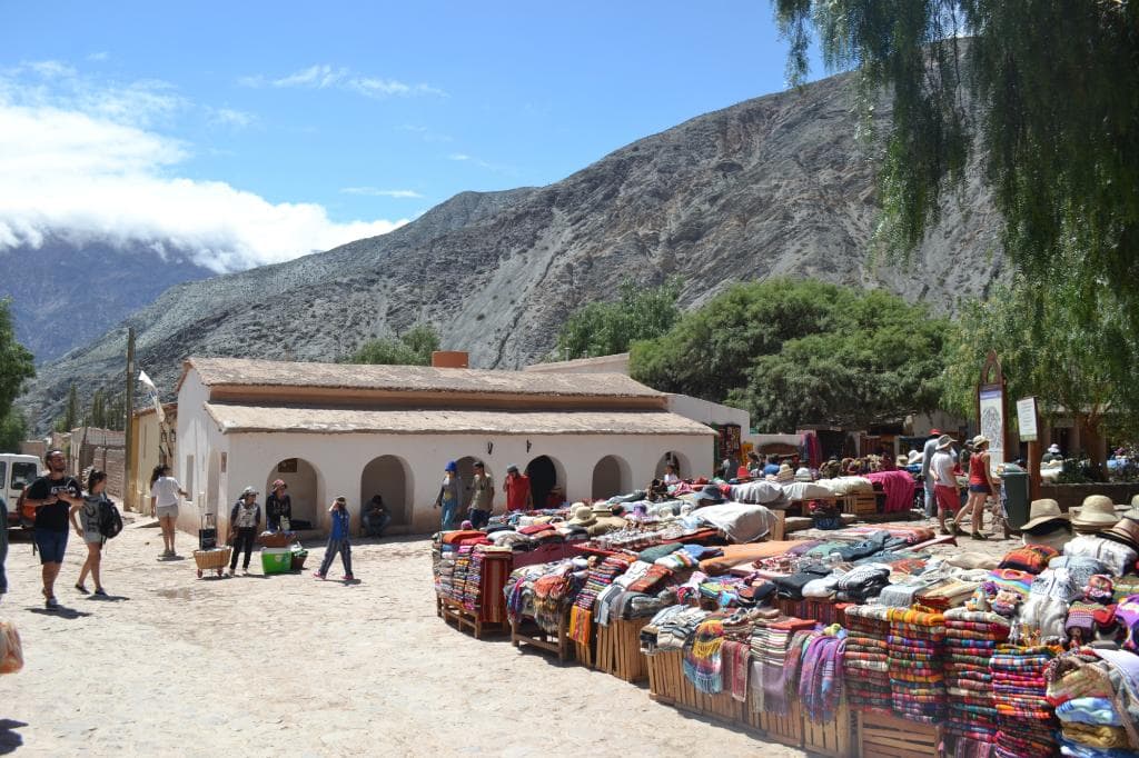 Paseando por la plaza de Purmamarca