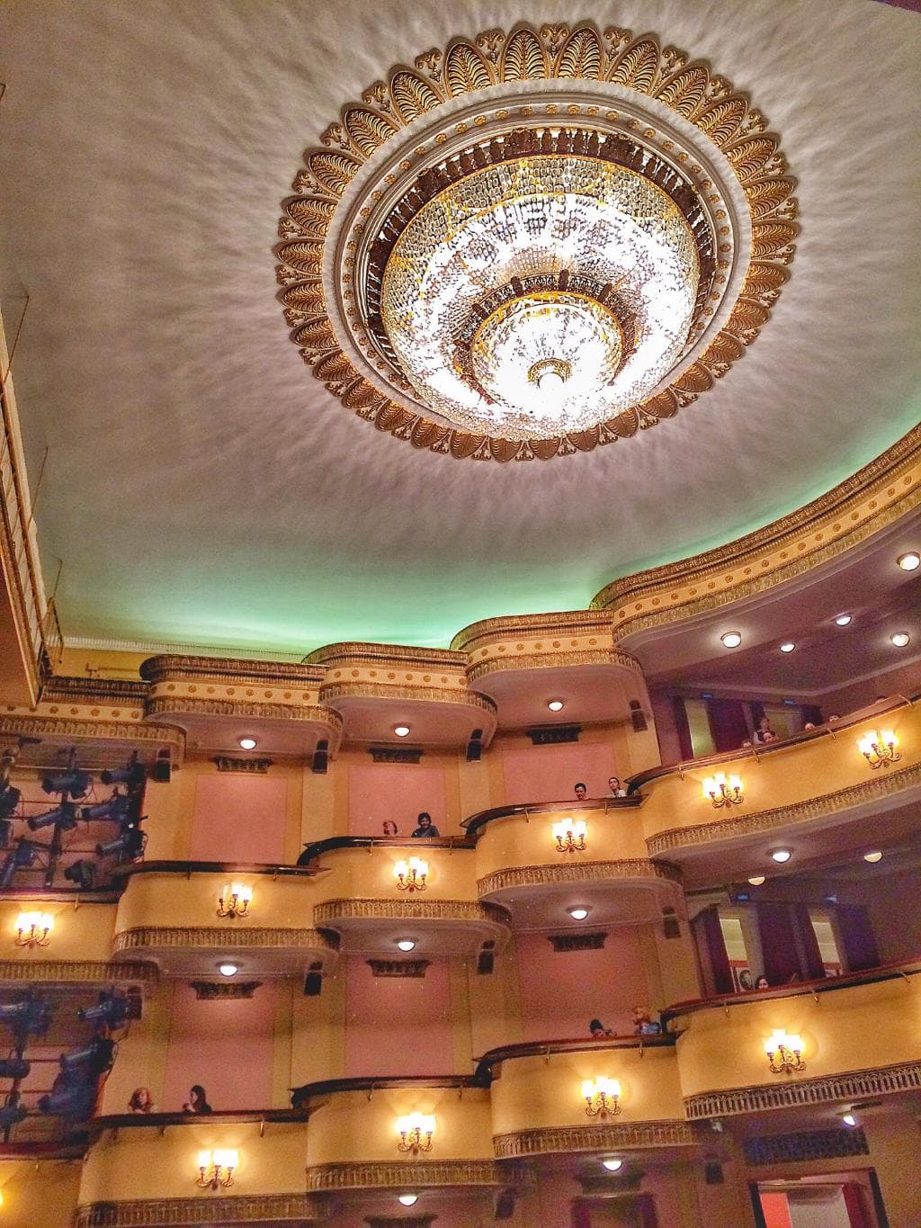 Красивый зрительный зал с хрустальной люстрой