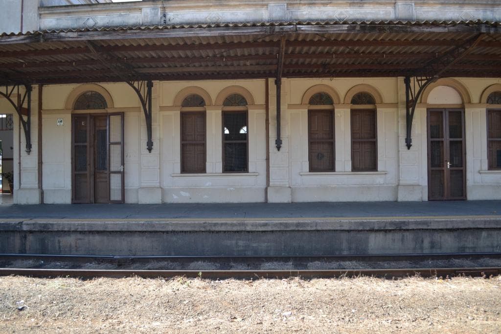 Estação vista dos trilhos