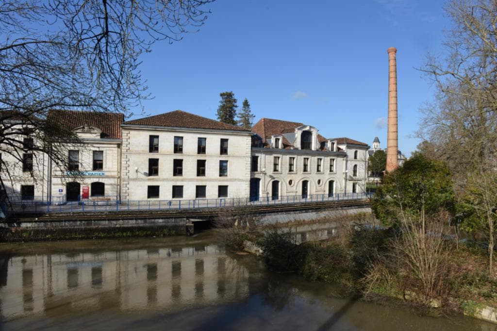 Façade est du bâtiment-pont qui abrite le Musée du papier d'Angoulême, prise depuis la passerell