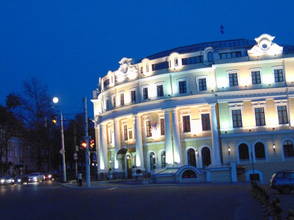 Дом Носовых вечером