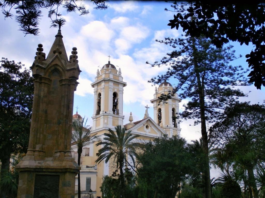 Monumento a los caídos y al fondo la Catedral