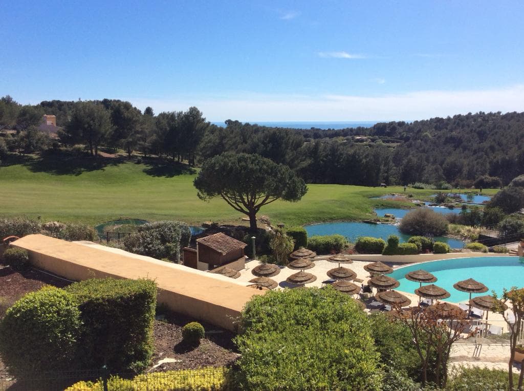 Vue de la terrasse de la chambre sur le trou 18