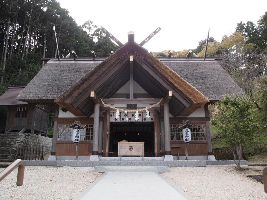 拝殿は茅葺です