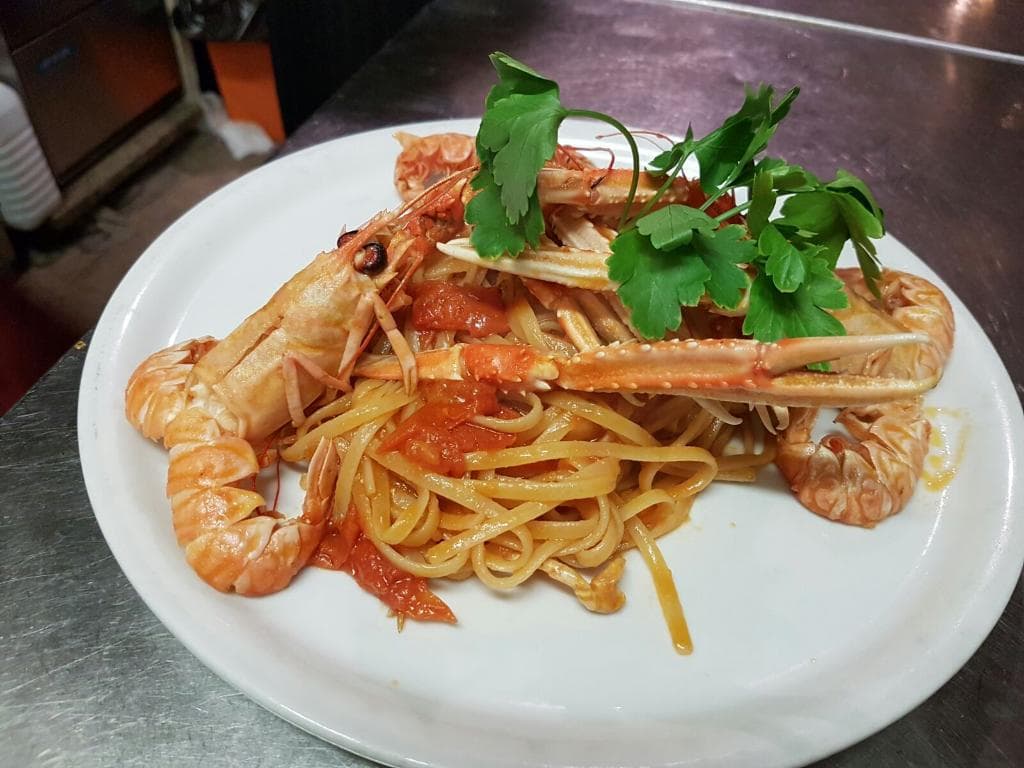 Linguine agli scampi locali e pomodoro pachino