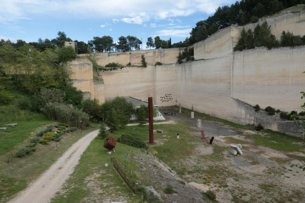 Sculture al centro dell'ex cava